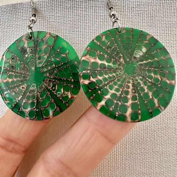 Green and brown shell round earrings - Picture 7 of 12